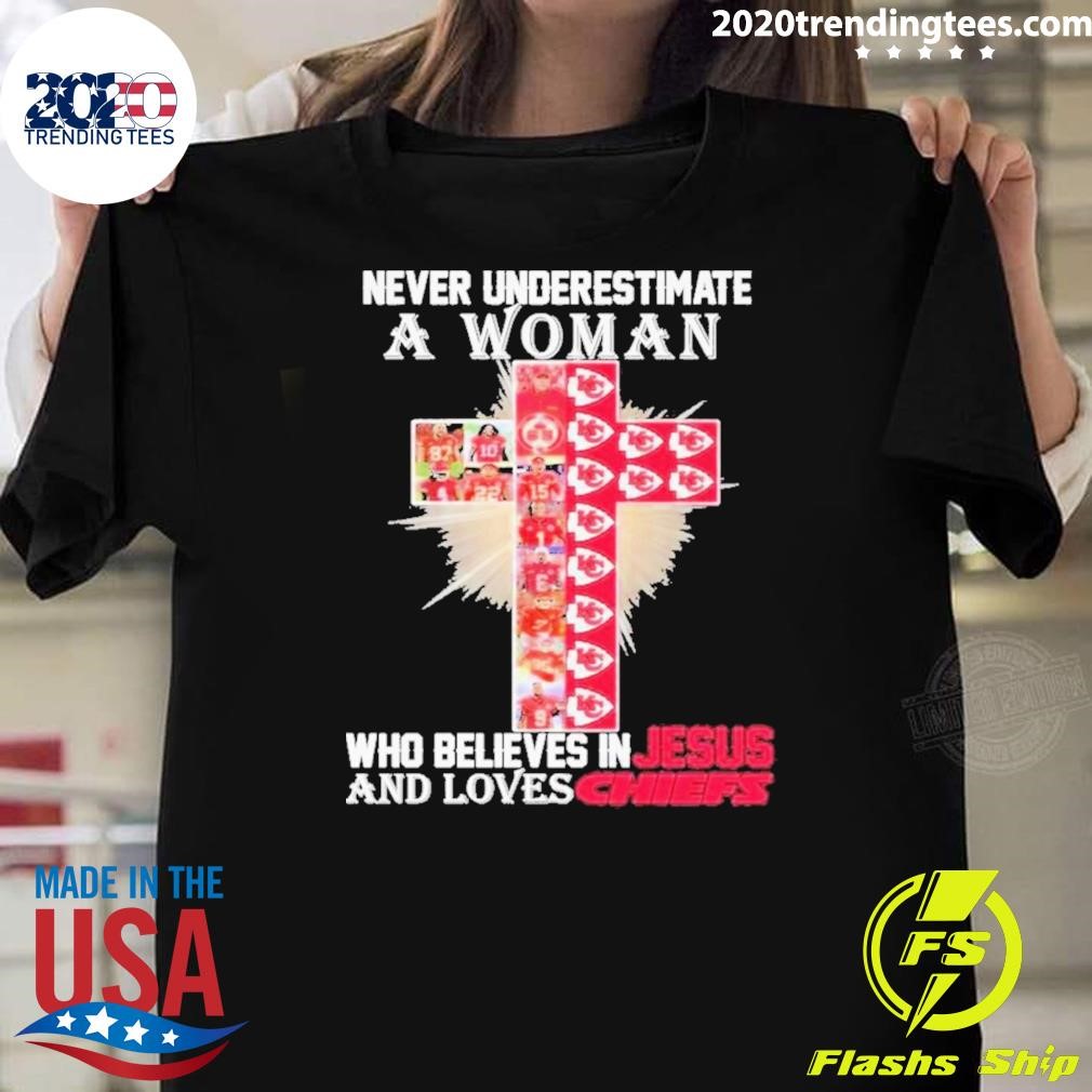 Nice Kansas City Chiefs Don’t Never Underestimate A Woman Who Believes In Jesus T-shirt