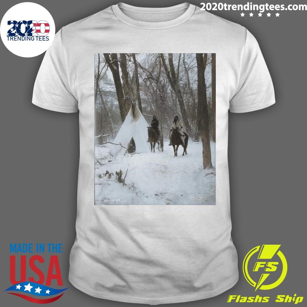 Premium Two Apsaroke Native Americans on horseback outside of a tipi in a snow-covered forest in Montana in 1908 T-shirt