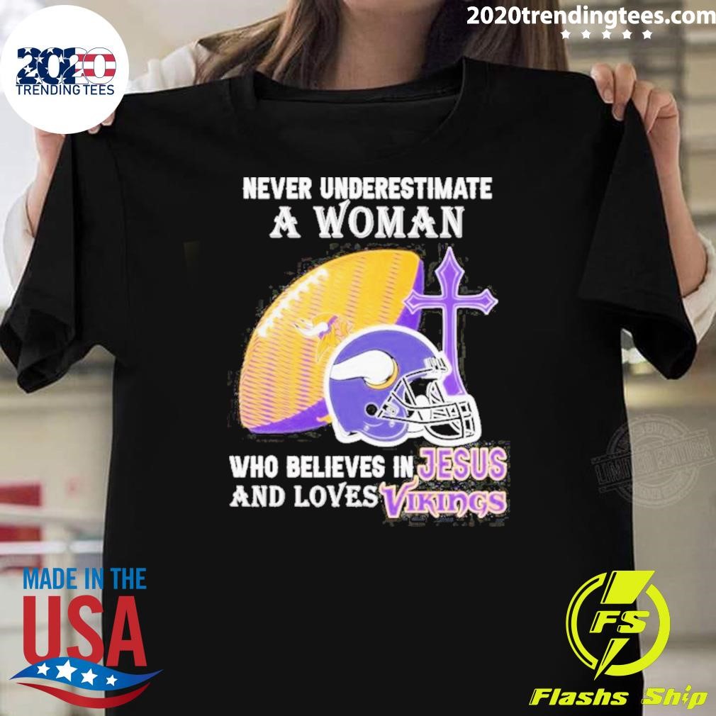 Awesome Never Underestimate A Woman Who Believes In Jesus And Loves Minnesota Vikings Helmet 2024 T-shirt