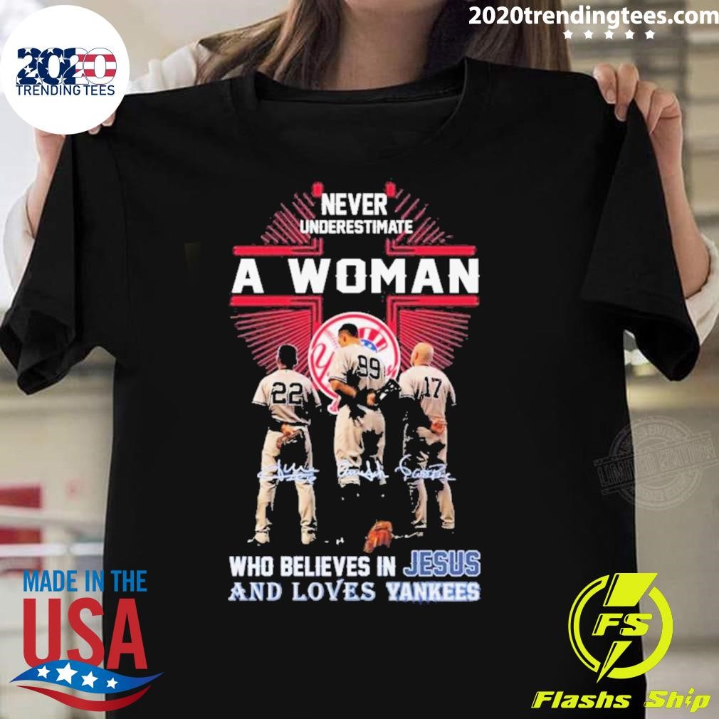 Premium Never Underestimate A Woman Who Believes In Jesus And Loves Yankees Juan Soto x Aaron Judge x Aaron Boone Signatures T-shirt